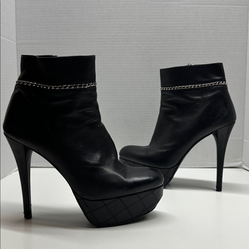 Stuart Weitzman Platform High Heel Ankle Booties Leather Quilted Chain Black 9